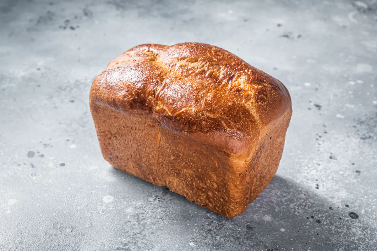 Une brioche posée sur une table