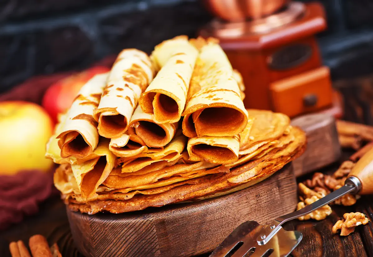 Des crêpes dorés posés sur un présentoir en bpos