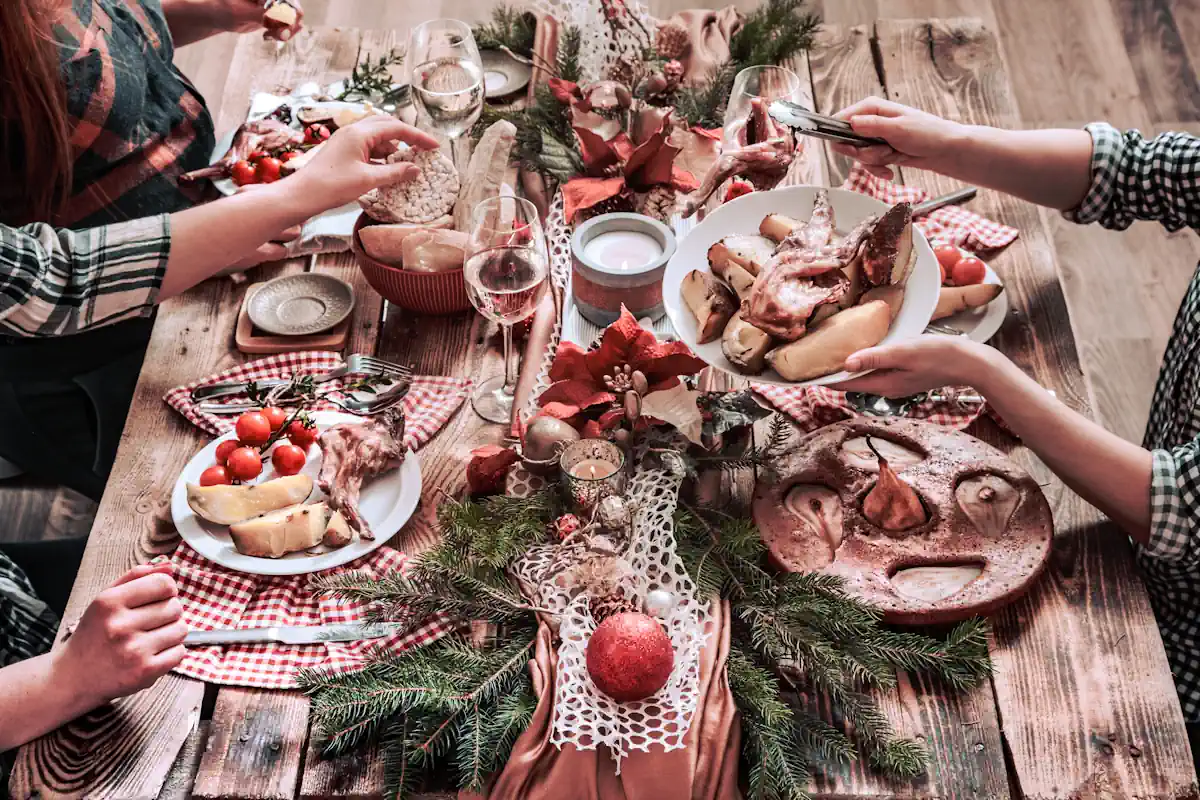 Une table bien garnis avec différents plats et des verres bien remplis