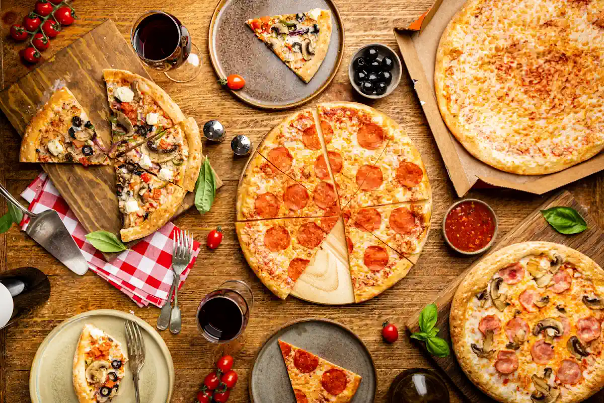 Différentes sortes de pizza posées sur une table