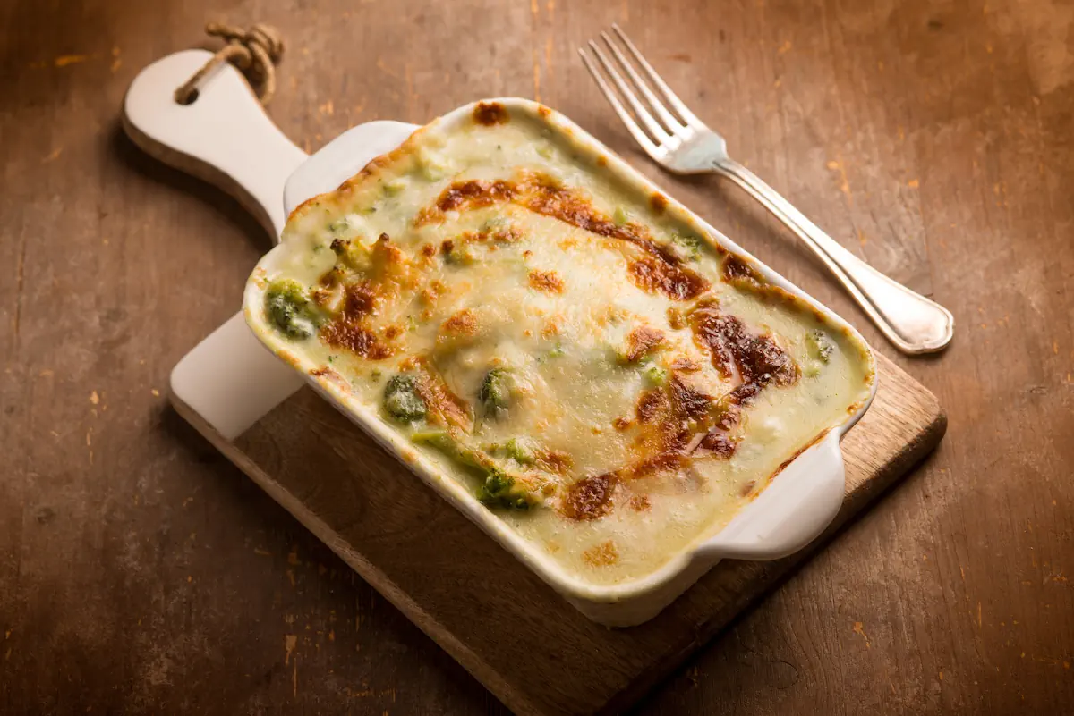 Un plat de gratin posé sur une table