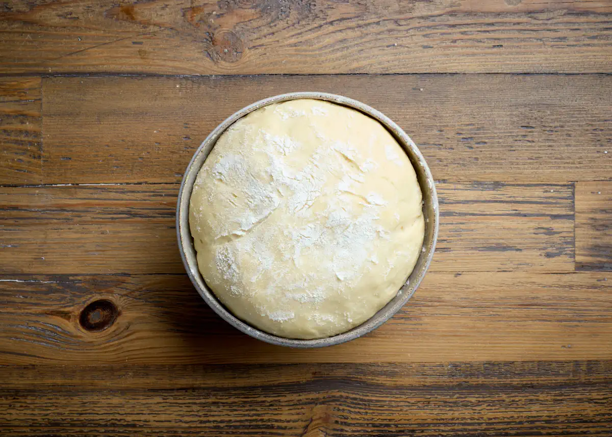 Une pâte de brioche dans un bol