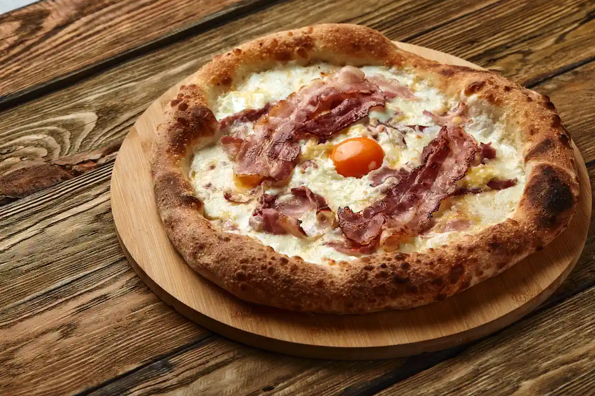 Pizza aux œufs avec d'autres garnitures