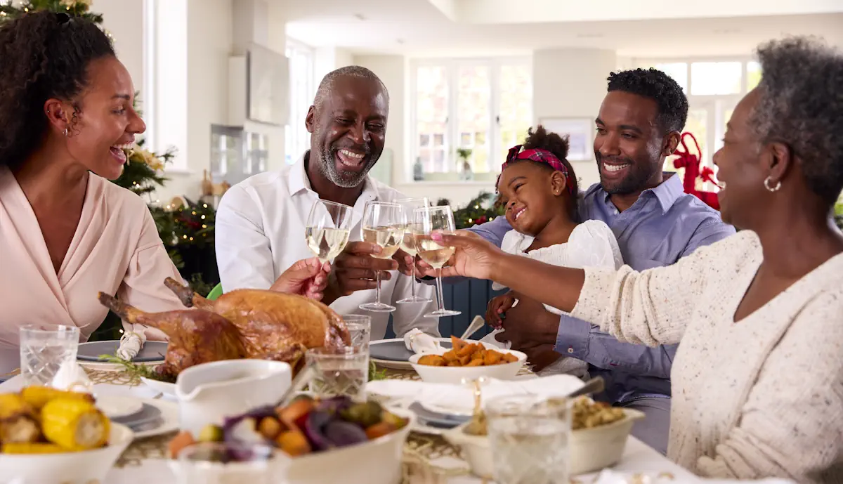 Une famille qui passe un bon moment à table autour d'un repas