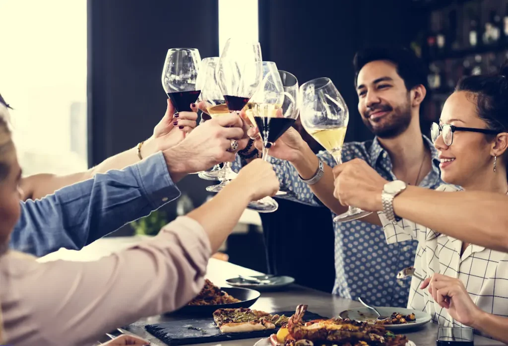 Des amis à table qui portent un toast