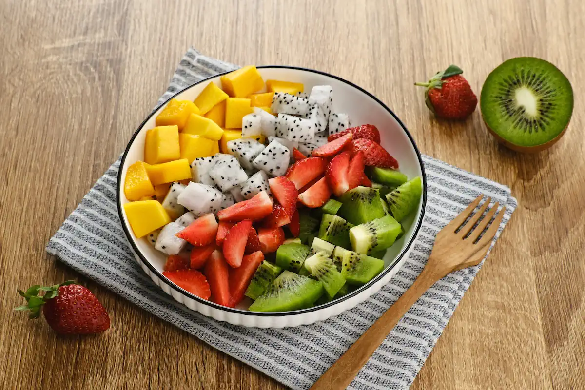 Une assiette de sala de fruits