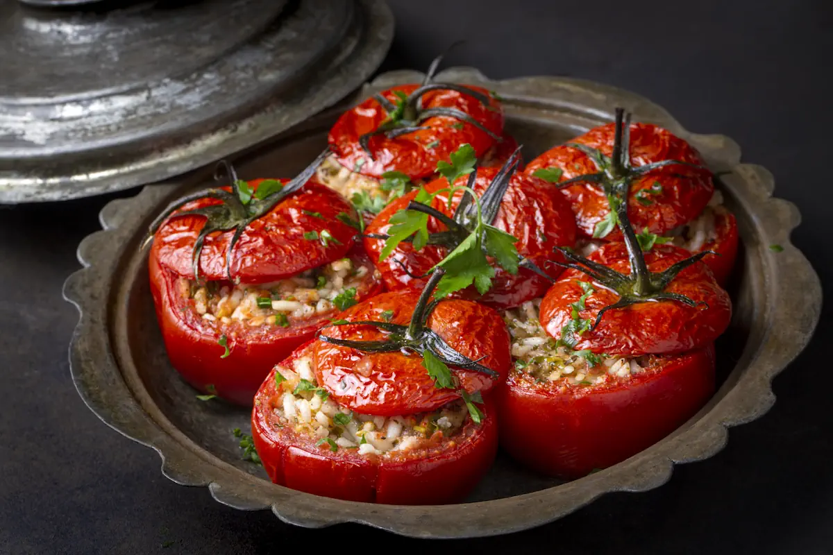Un plat de tomates farcies