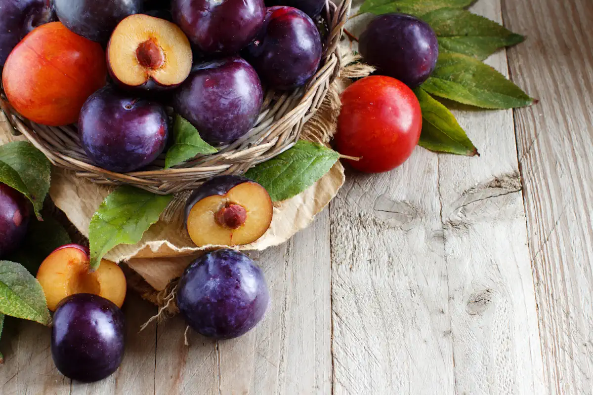 Un panier rempli de prunes