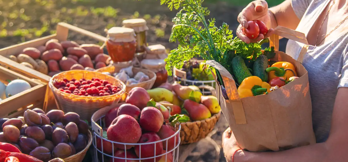 Une femme qui achète des légumes