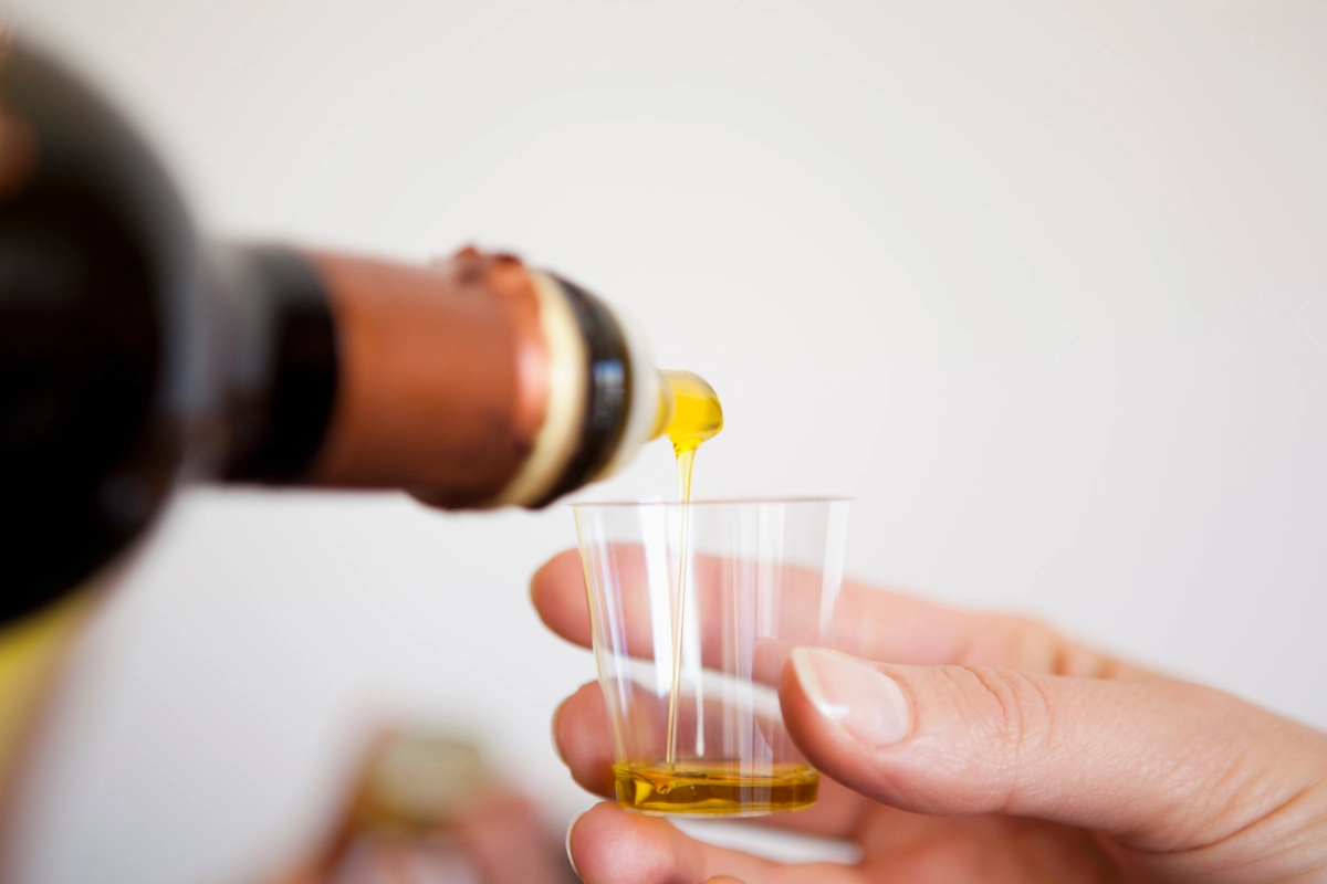 comparaison verre à moutarde et verre doseur pour mesurer 200 ml