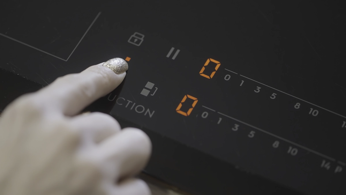 Bandeau de commande plaque induction Brandt avec symbole cadenas pour déverrouillage