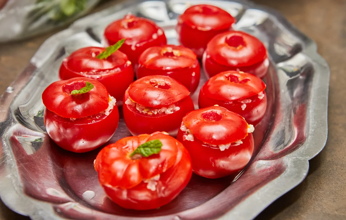 tomates farcies crues prêtes à être congelées sur une plaque