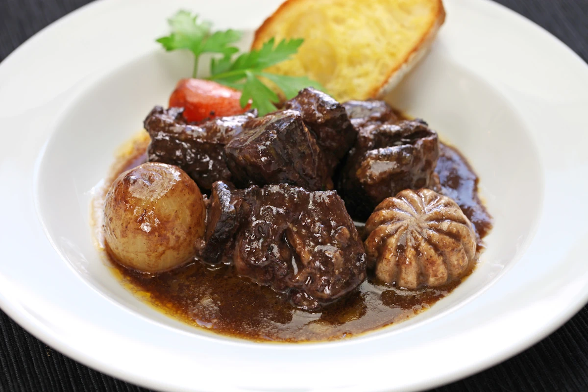 Une assiette de bœuf bourguignon