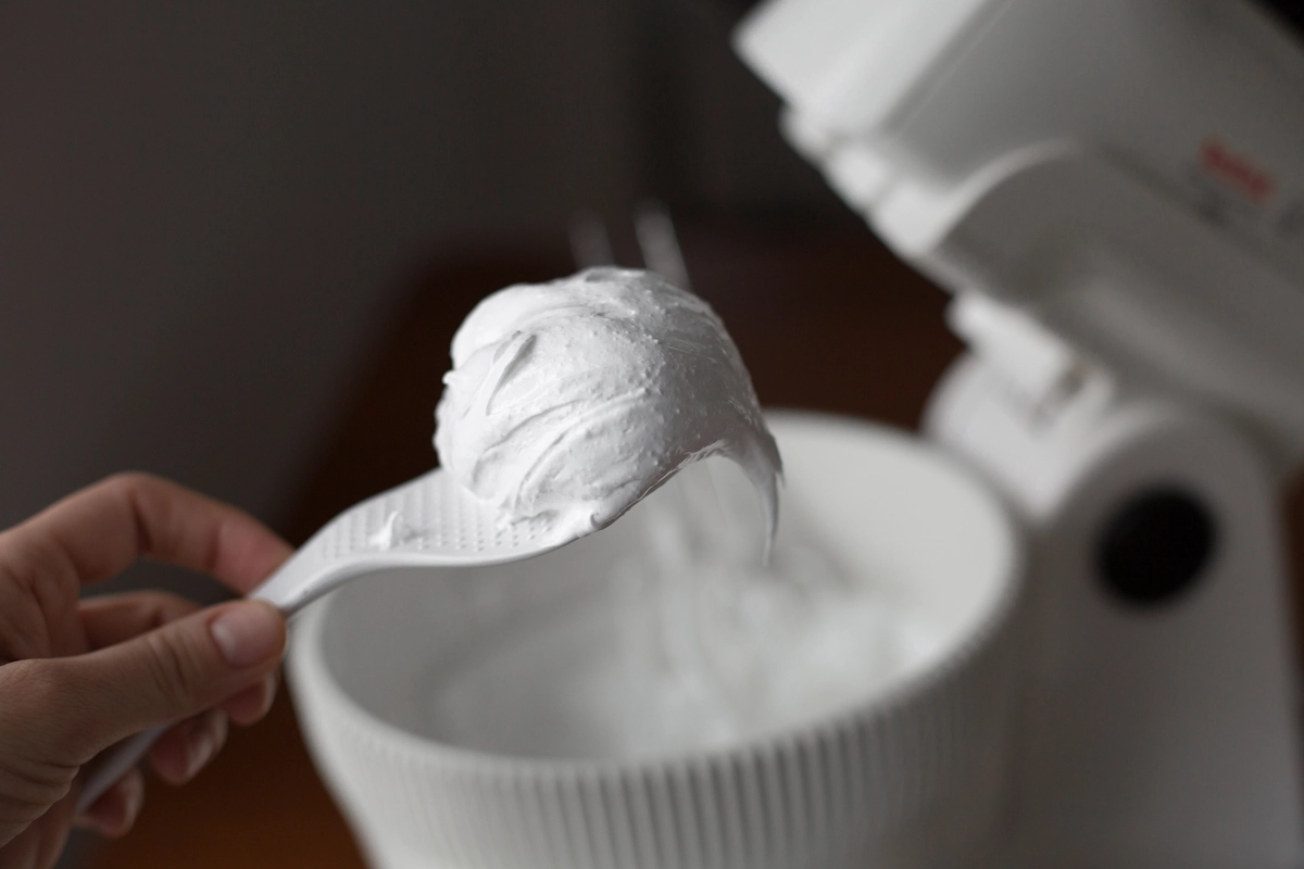 Une spatule avec un peu de crème chantilly