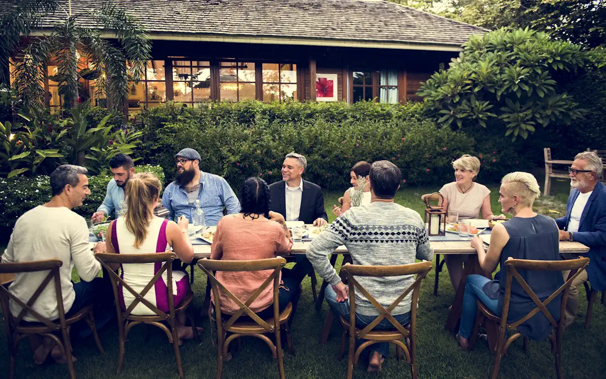 Une grande table avec plusieurs invités assis