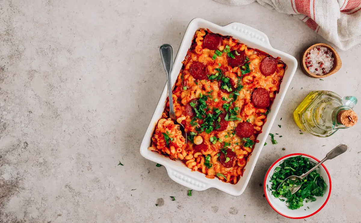 Un plat de pâte dans un contenant rectangulaire blanc