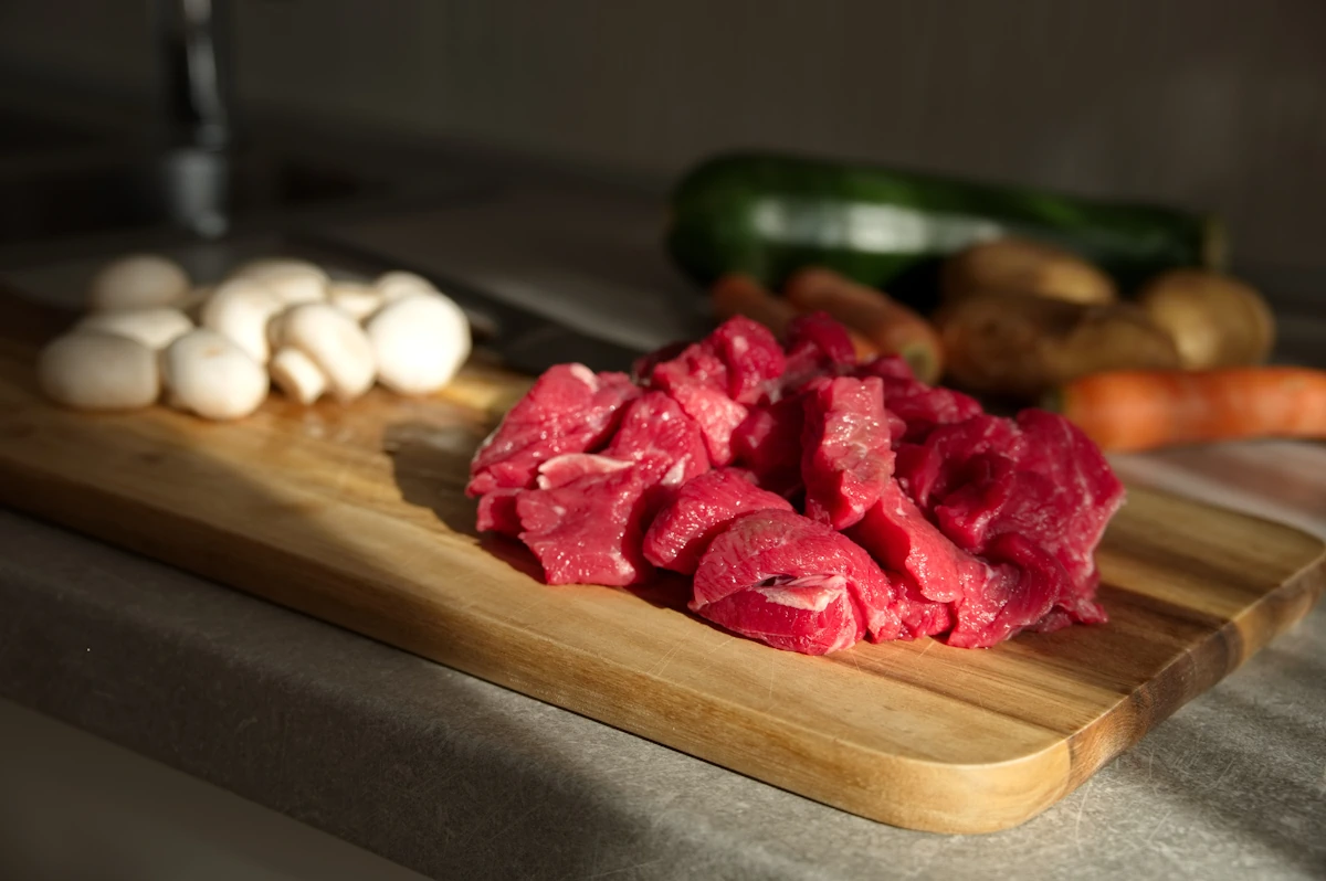 Morceaux de paleron et joue de boeuf pour bourguignon découpés en cubes