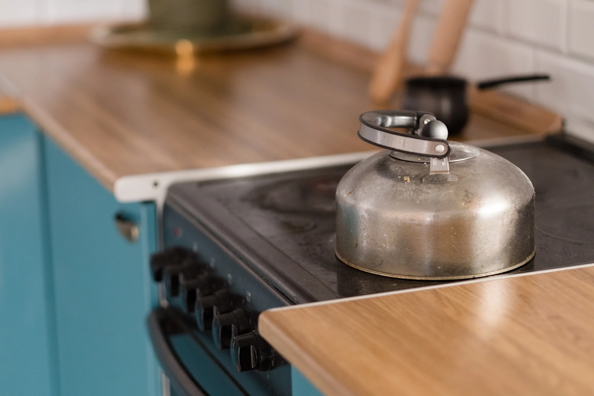 Une cafetière posée sur une plaque