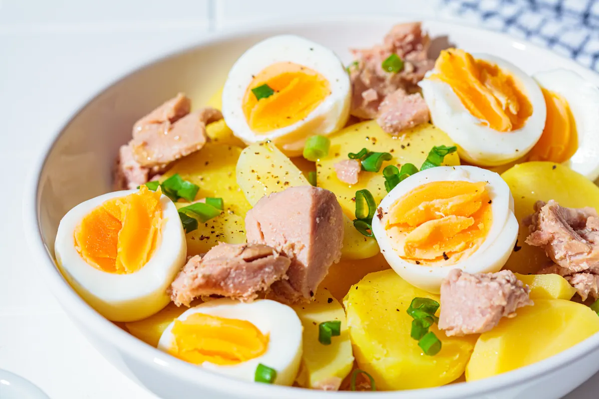 Une assiette de salade de pomme de terre avec thon