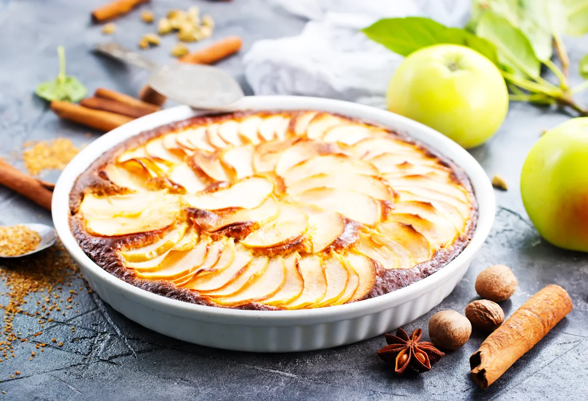 Une tarte aux pommes posée sur la table