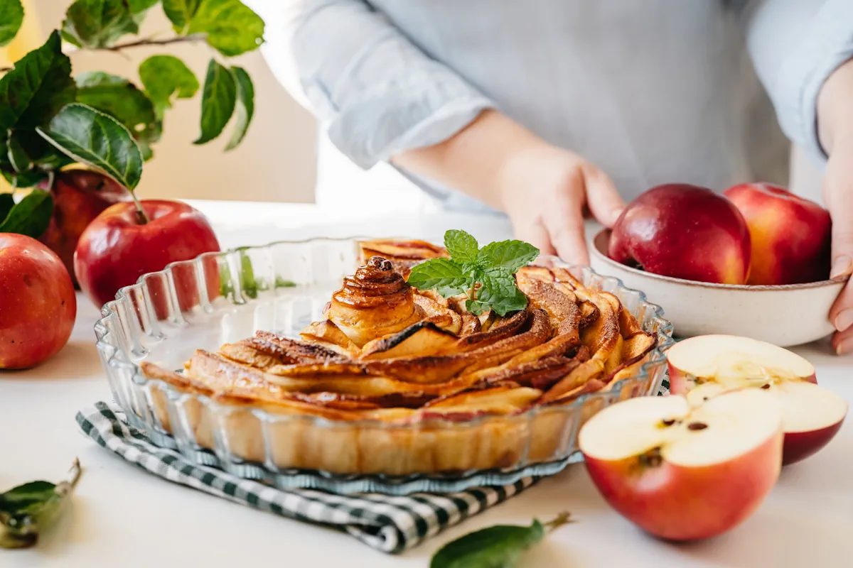 tarte aux pommes maison conservée au réfrigérateur dans boîte hermétique