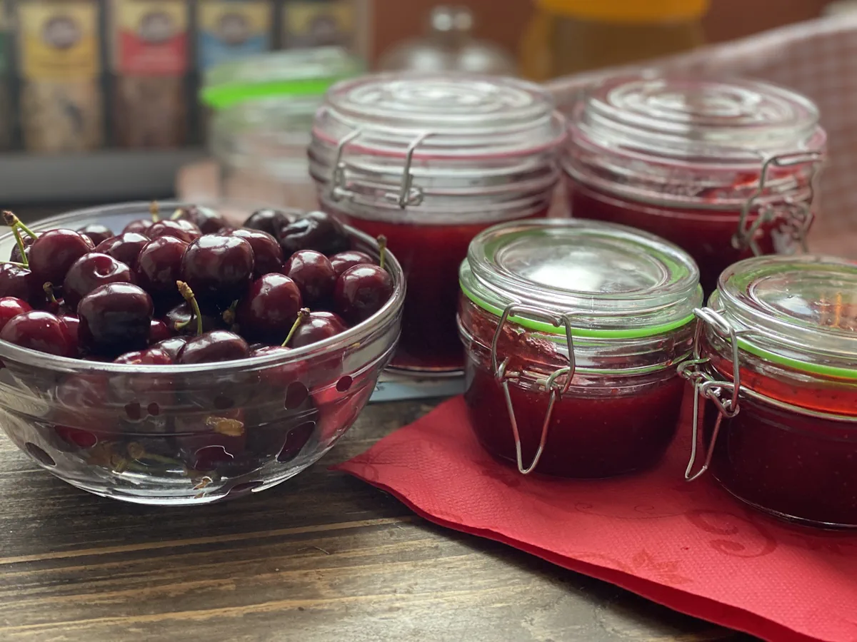 Bocaux de compote retournés pour créer le vide d'air après stérilisation