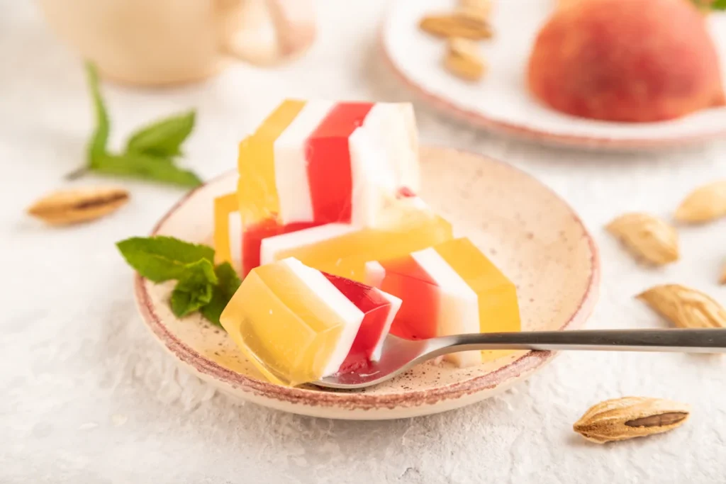 Un dessert coloré avec de la gélatine servi sur une assiette