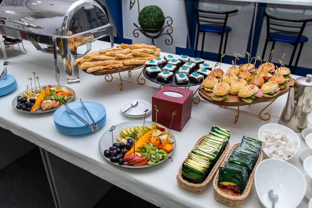 Un buffet d'entrée sur une table bien présentée
