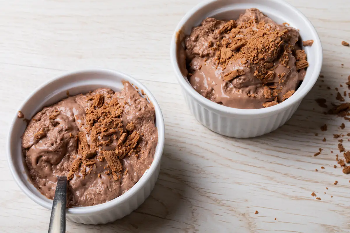 Deux bols de mousses au chocolat