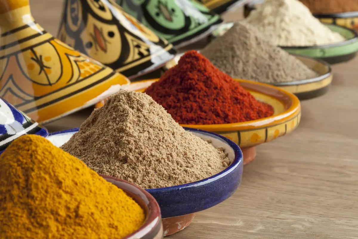 Des épices sur des grosses assiettes colorées