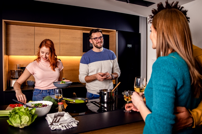 amis dans une cuisine équipée d'électroménagers intelligents