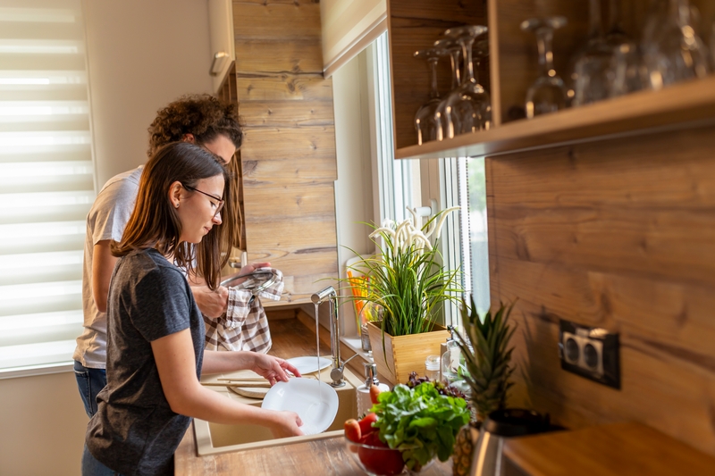 couple qui fait la vaisselle dans sa cuisine