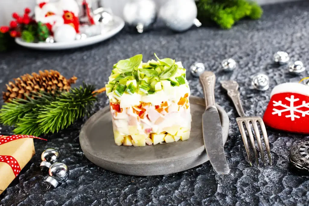 Une assiette d'entrée froide avec des légumes