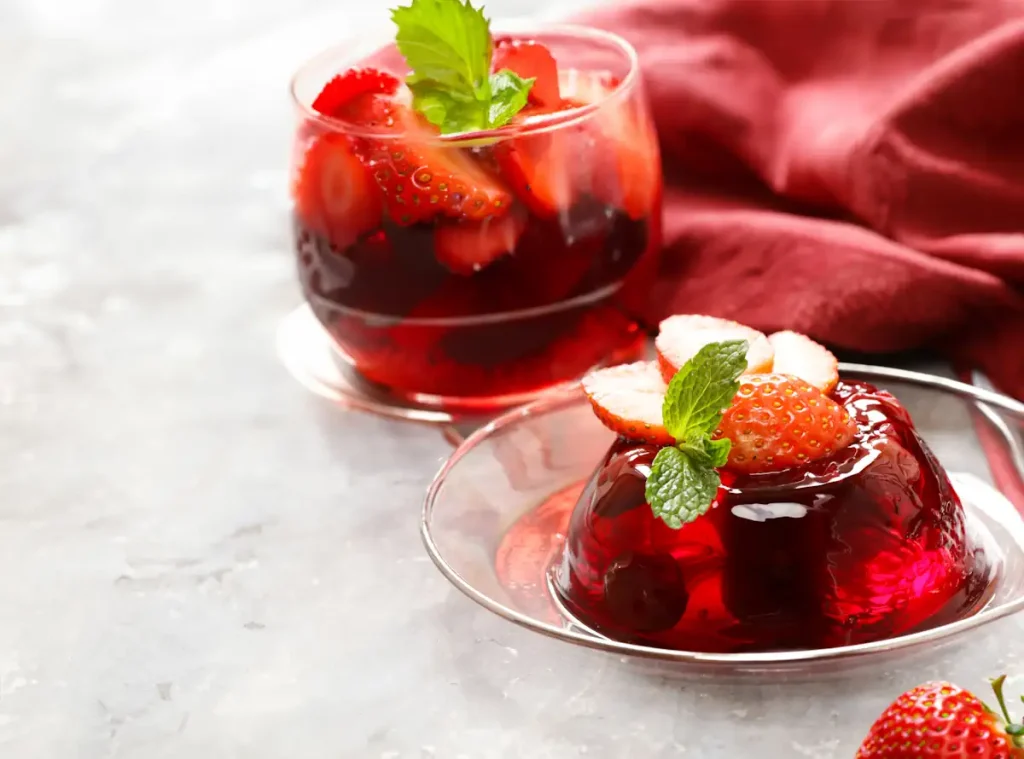Une assiette de gelée de vin avec des fraises et des fruits