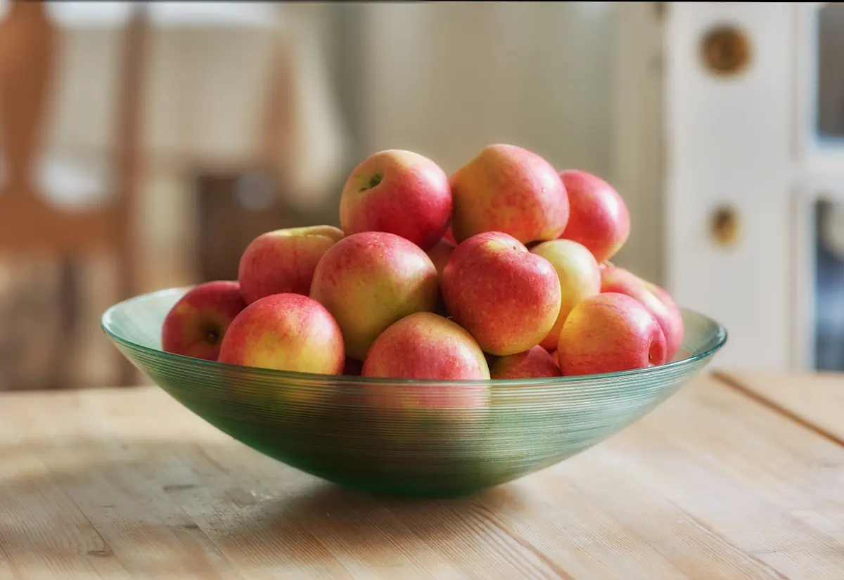 Des pommes dans un bol
