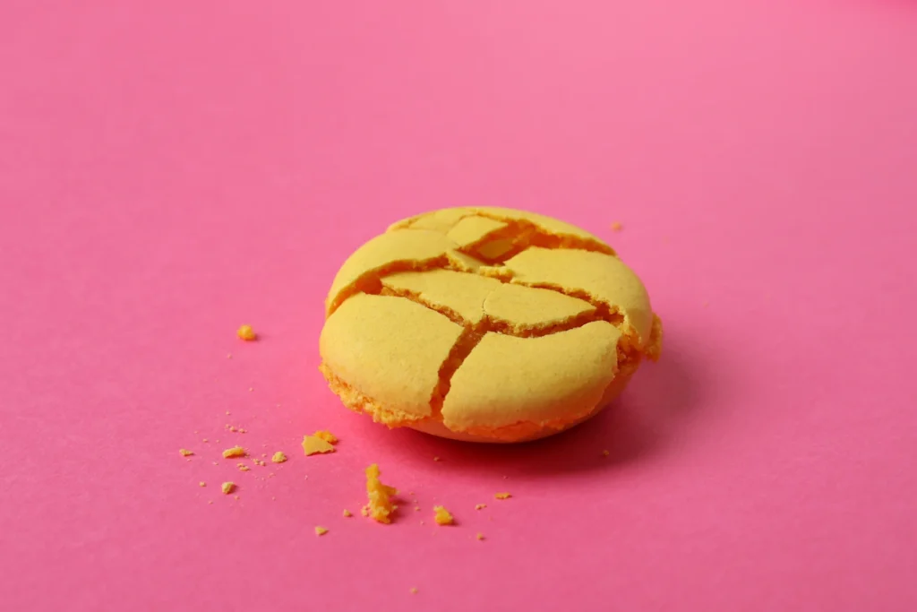 Un macaron jaune qui craquelle