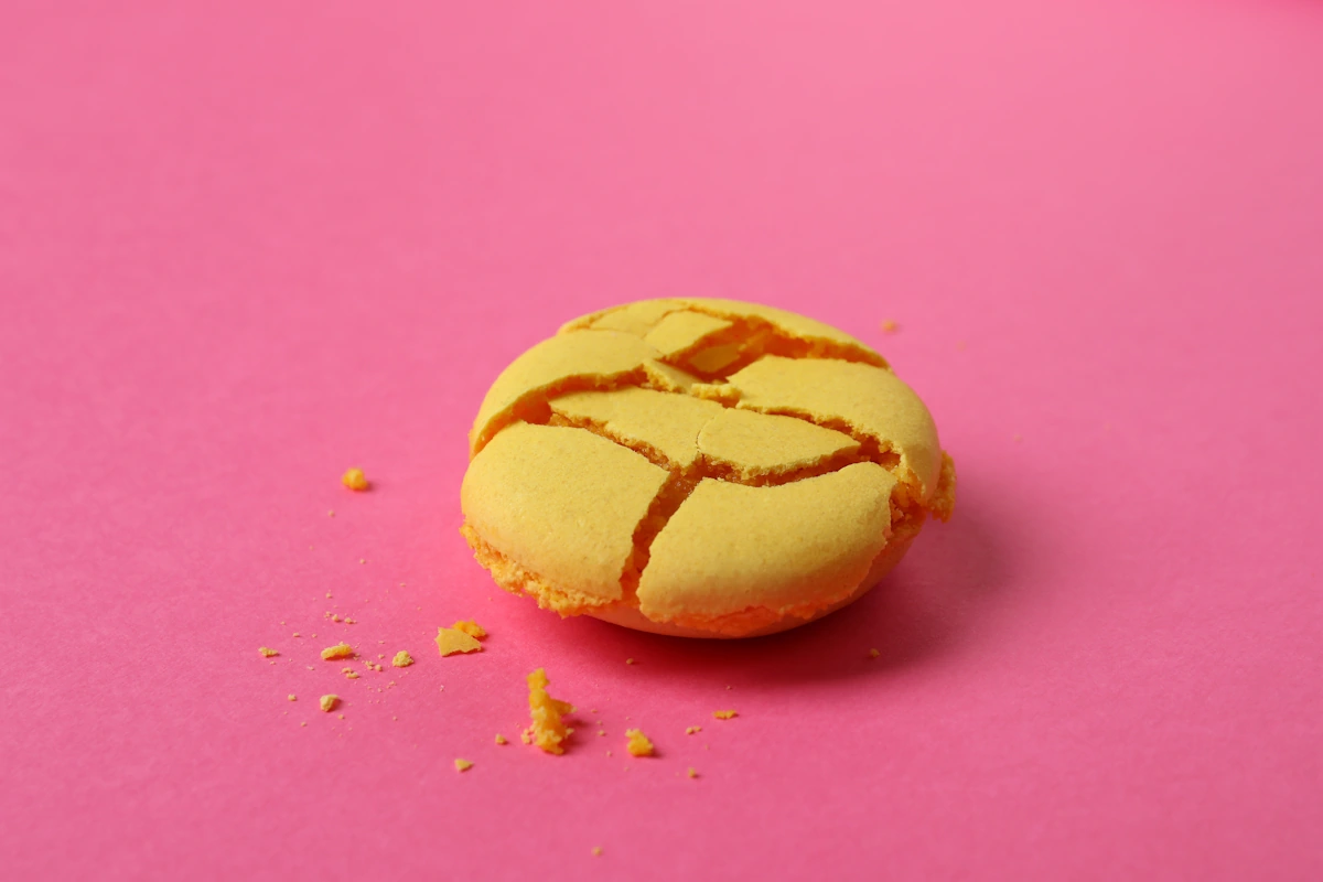 Un macaron jaune qui craquelle