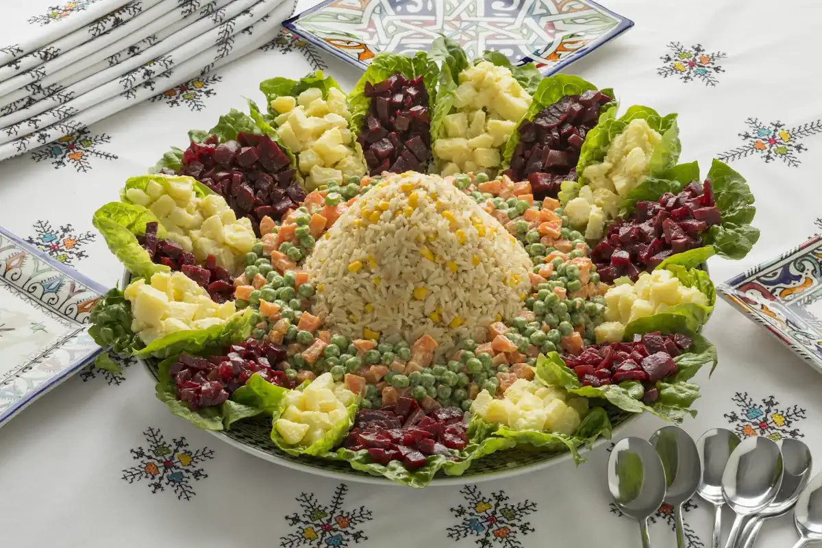 Une assiette de salade de riz avec de la salade et des légumes