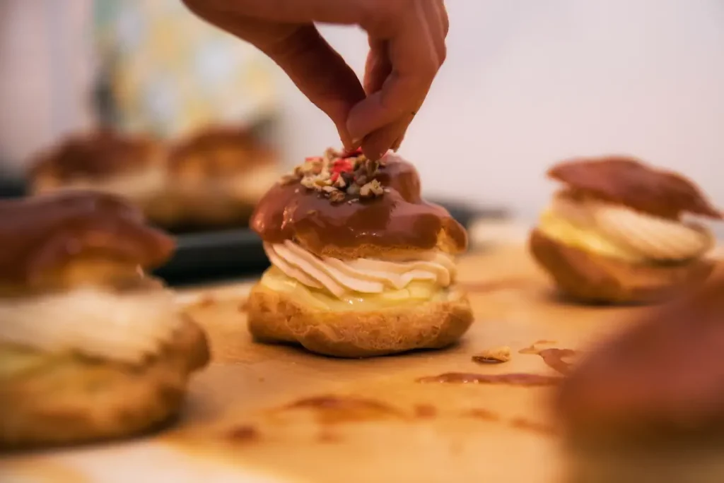 Une personne entrain de finir des choux