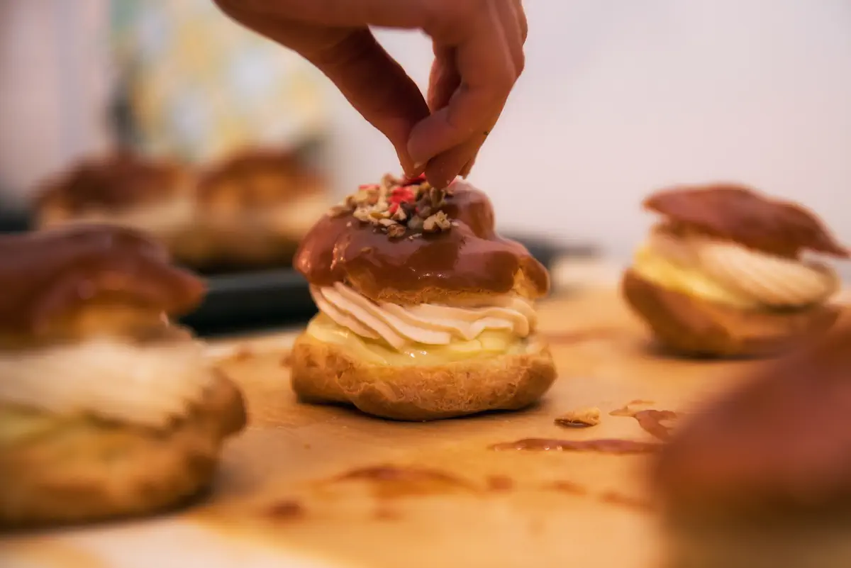 Une personne entrain de finir des choux