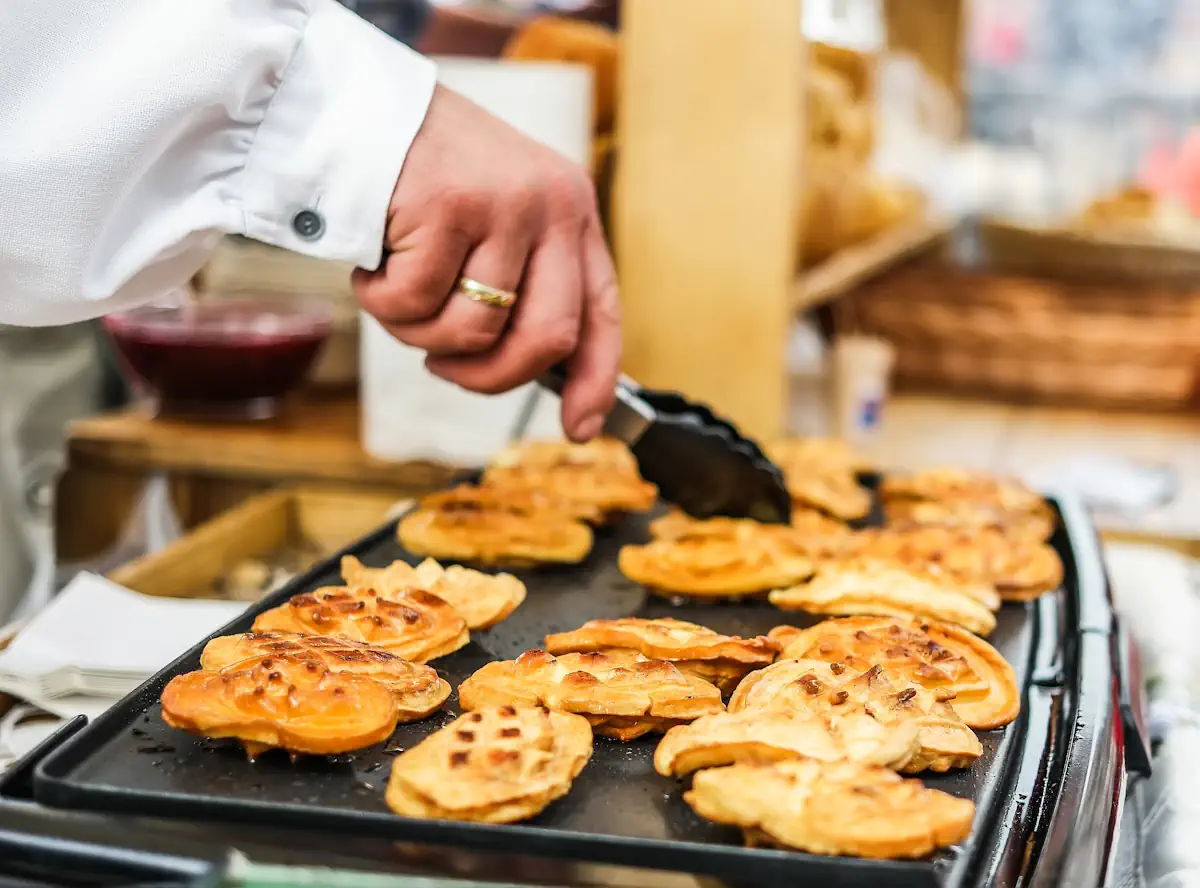 Une personne qui cuisine sur un plancha noir