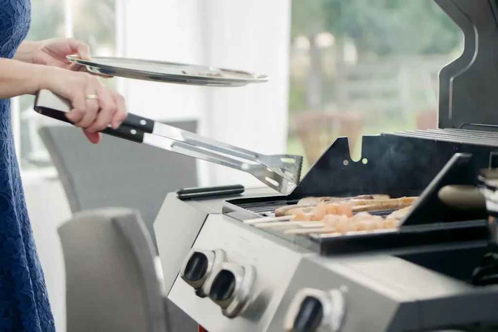 Un homme avec une spatule qui cuisine sur un plancha