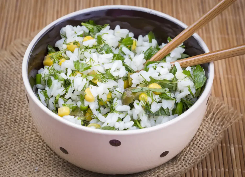 Un bol de salade de riz
