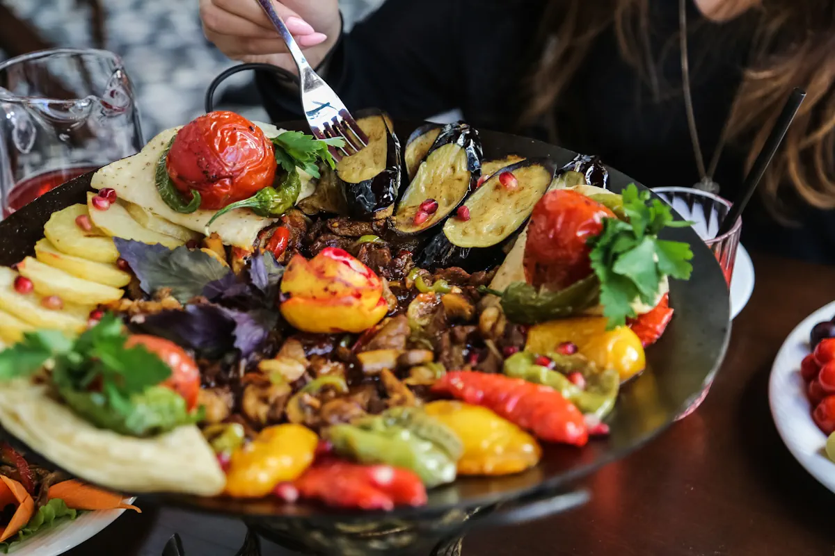 Une assiette de légumes grillés