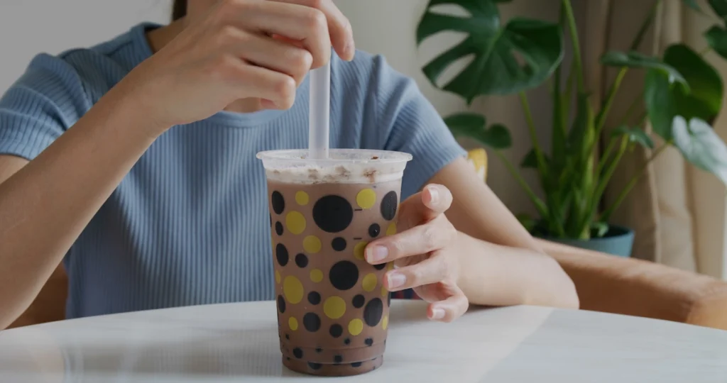 Une personne qui touille un bubble tea