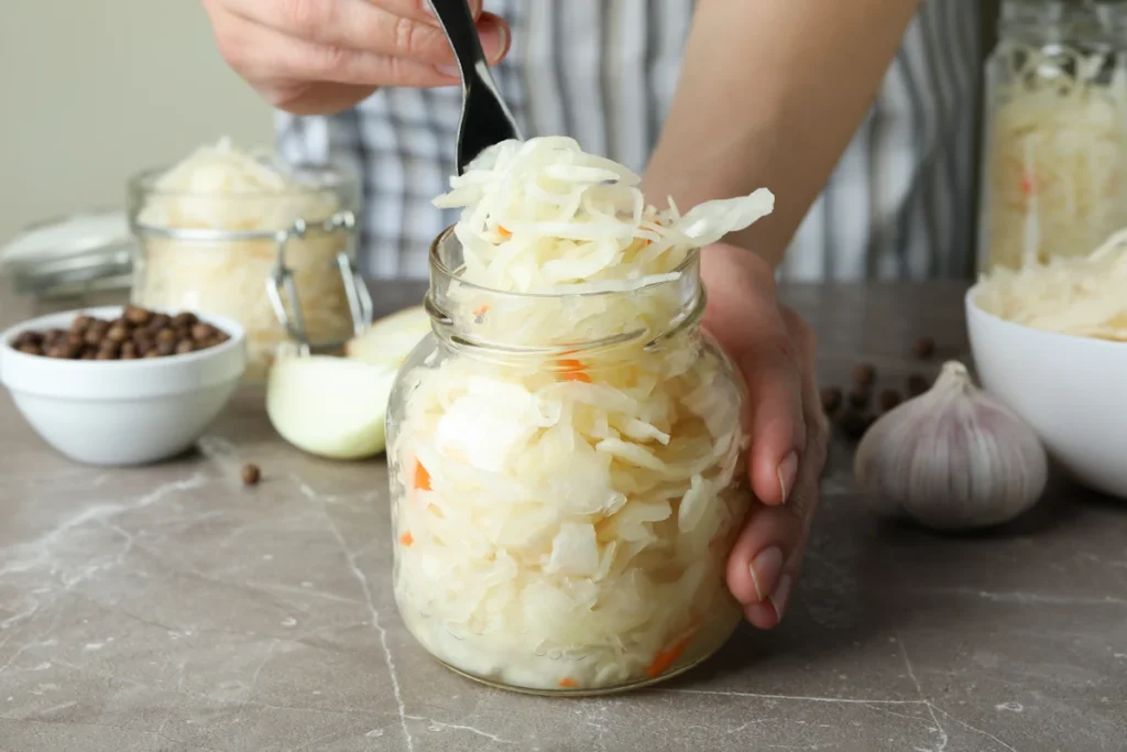 Une personne qui pet une choucroute dans un bocal