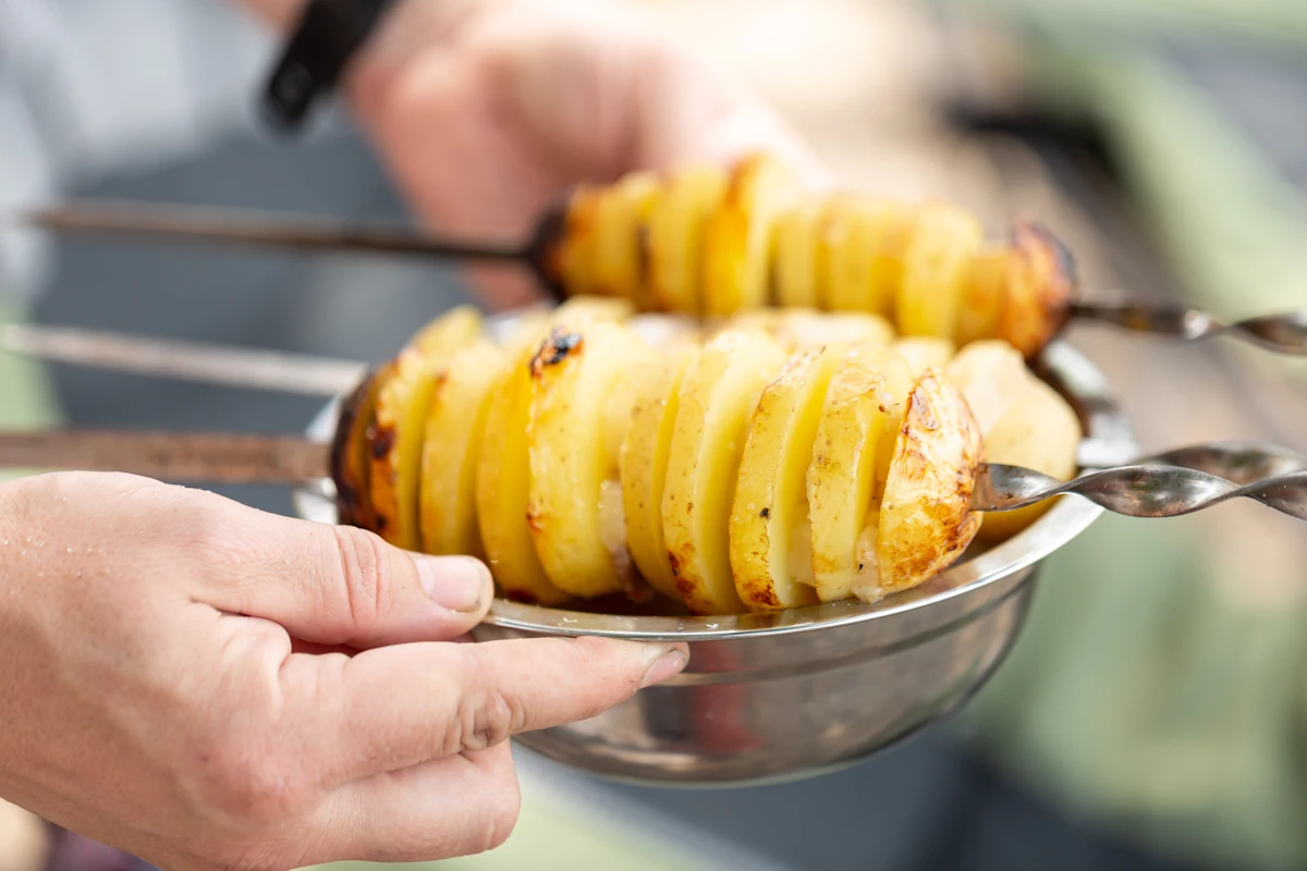 Des pommes de terre en brochette