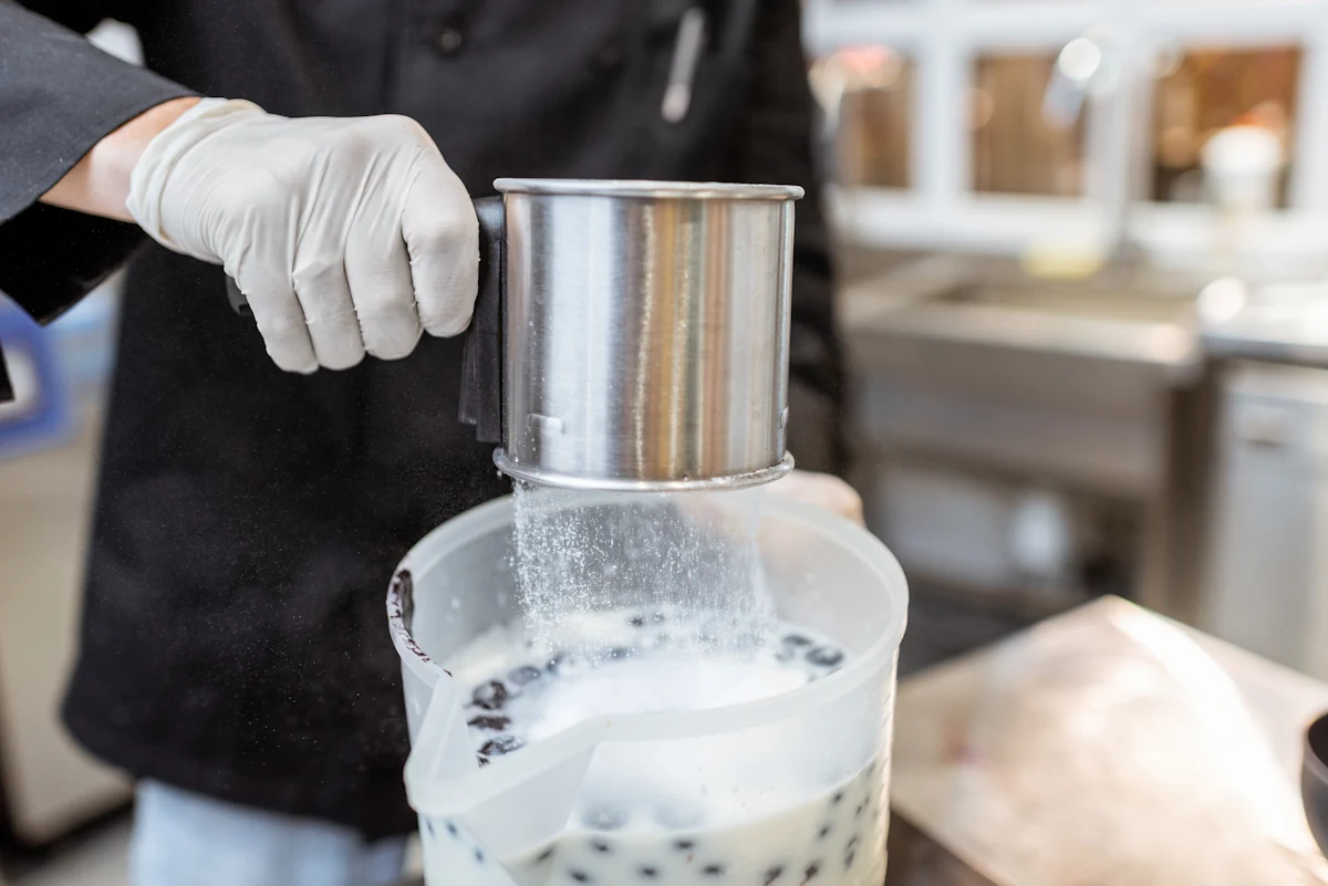 Une personne qui prépare du bubble tea