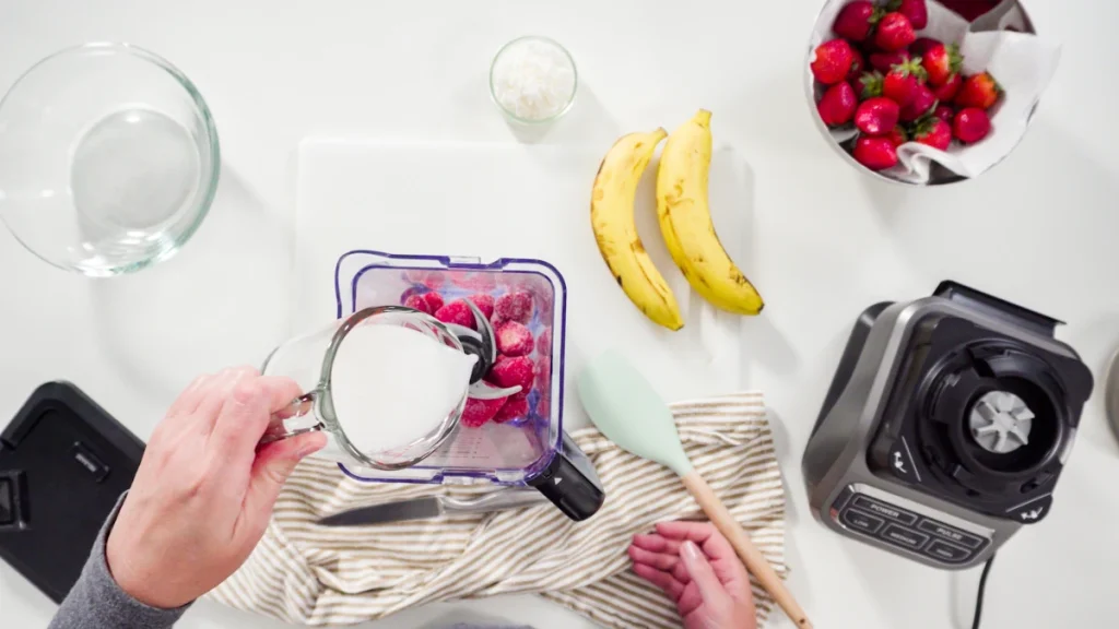 Une personne qui prépare un smoothie