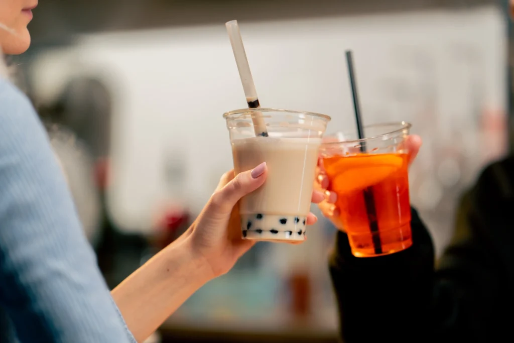deux personnes qui trinquent avec des bubble tea